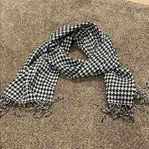 D&Y Monochrome Houndstooth Scarf
